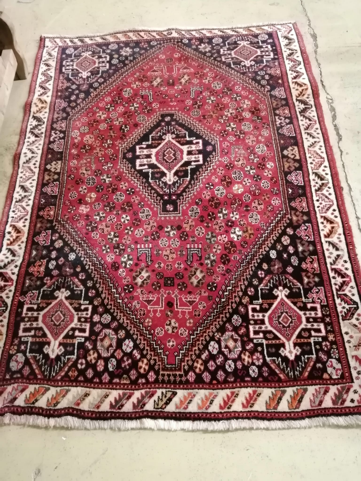 A Hamadan red ground rug, 174 x 124cm